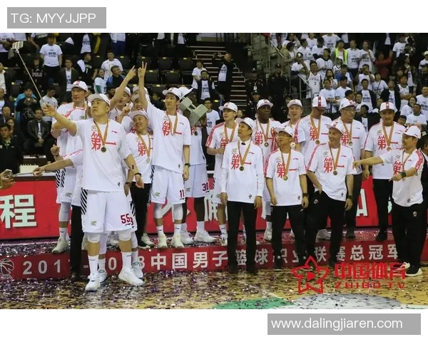 CBA主场球迷互动活动盛况空前共同见证篮球激情与团结的时刻