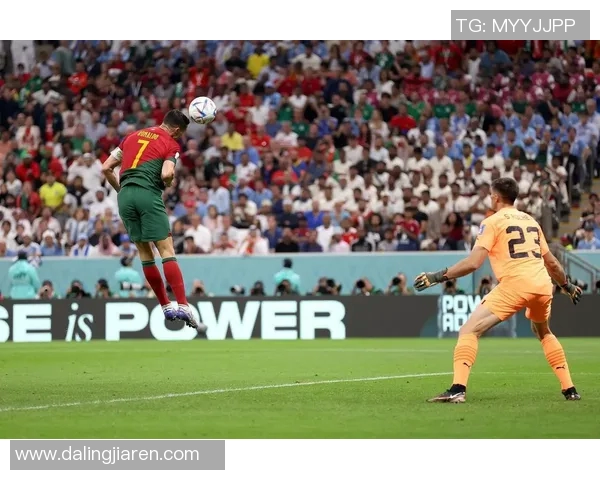 C罗头球技艺再现赛场引发热议球迷惊叹其空中霸主地位 C罗头球技艺再现赛场引发热议球迷惊叹其空中霸主地位