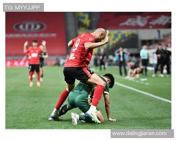 刘浩帆在比赛中展现出色防守技巧成功抢断对手球权的精彩瞬间 刘浩帆在比赛中展现出色防守技巧成功抢断对手球权的精彩瞬间