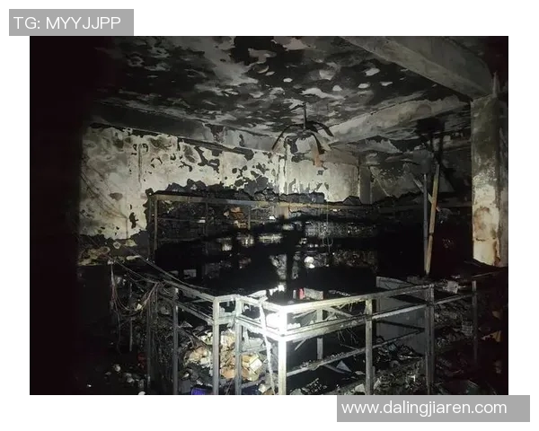 佛罗伦萨市中心一座历史建筑发生火灾,消防人员紧急扑救 佛罗伦萨市中心一座历史建筑发生火灾,消防人员紧急扑救