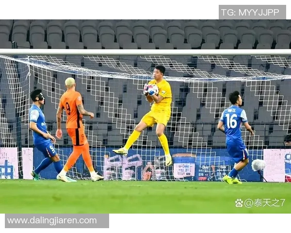 朱辰杰在比赛中展现出色补位防守能力助力球队稳固后防线 朱辰杰在比赛中展现出色补位防守能力助力球队稳固后防线